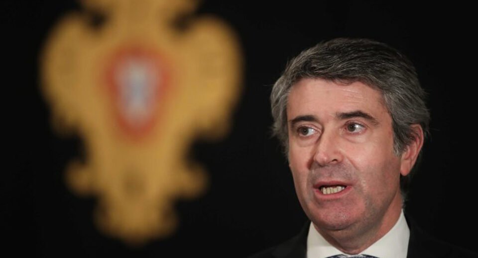 PS votará contra proposta do Governo que altera leis laborais, alerta Carneiro