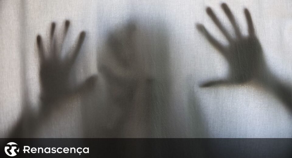 Falhas nas Pulseiras Anti-Violência Doméstica Resultam em Absolvições de Criminosos