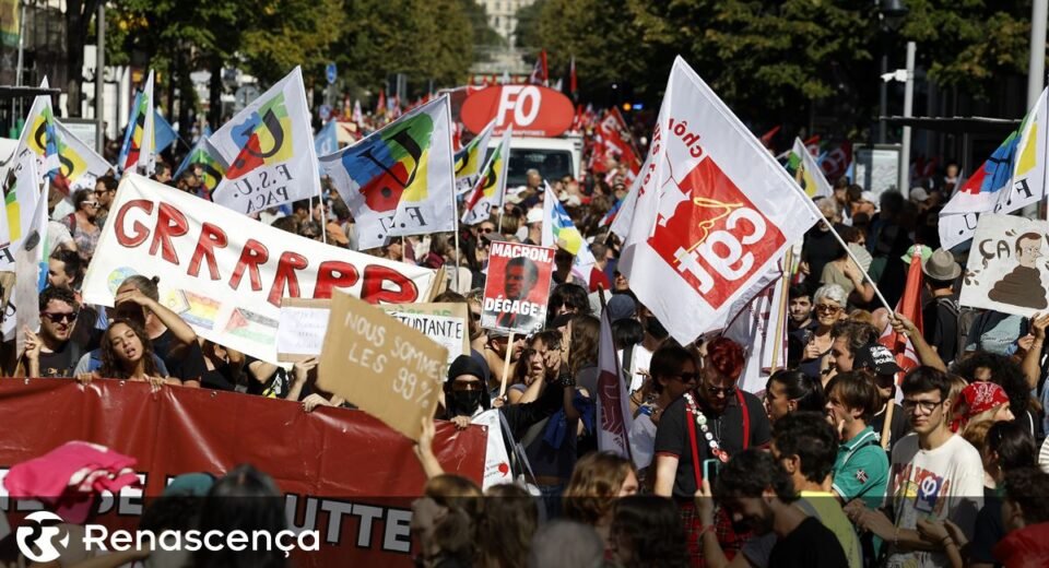 800.000 Franceses Protestam em Meio à Crise Política