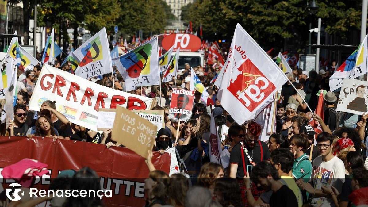 800.000 Franceses Protestam em Meio à Crise Política