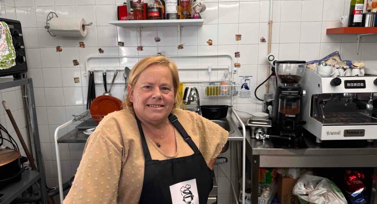 Ana troca o ferro de engomar por um fogão: agora faz torricado de bacalhau no mercado