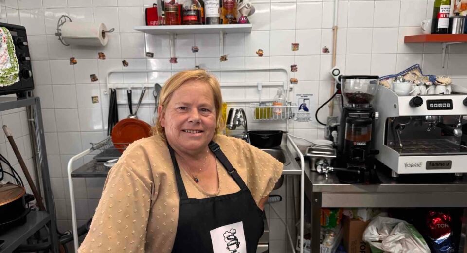 Ana troca o ferro de engomar por um fogão: agora faz torricado de bacalhau no mercado