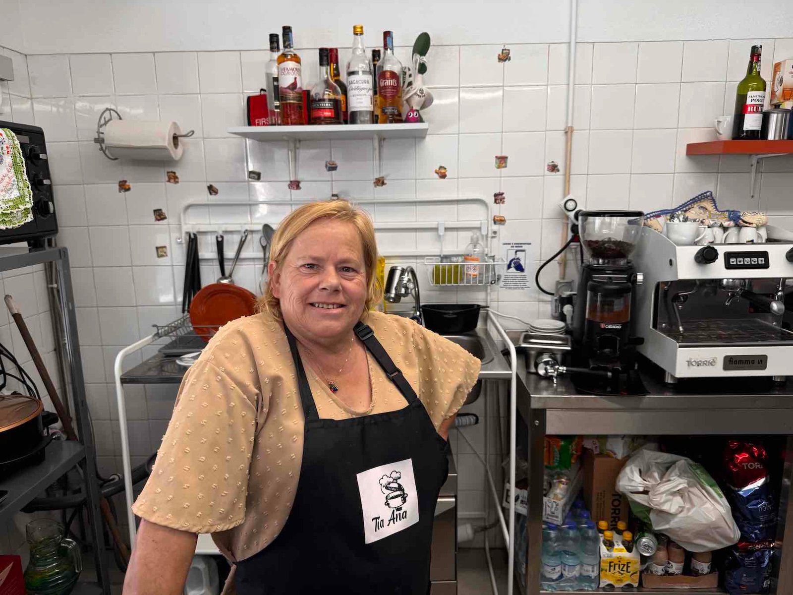 Ana troca o ferro de engomar por um fogão: agora faz torricado de bacalhau no mercado