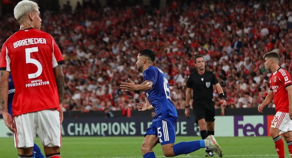 Benfica é derrotado pelo modesto Qarabag na estreia na Champions: lenços brancos e assobios para Lage