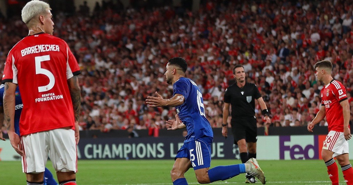 Benfica é derrotado pelo modesto Qarabag na estreia na Champions: lenços brancos e assobios para Lage