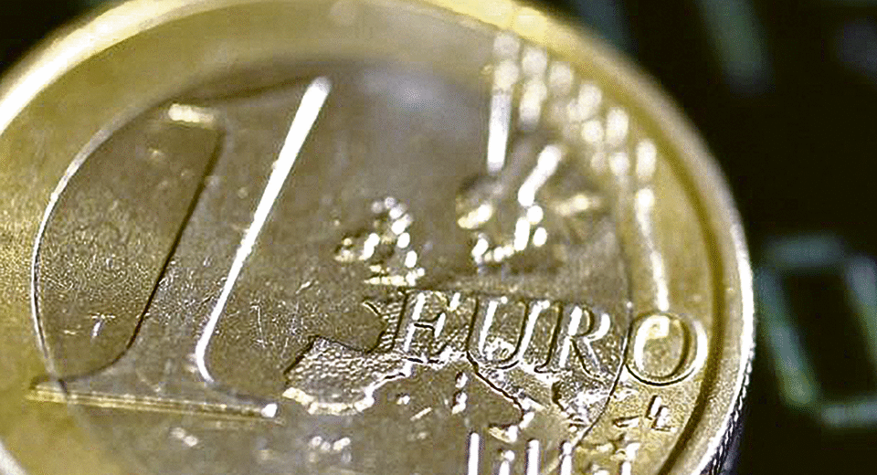 Euro cai e desce do patamar de 1,17 dólares