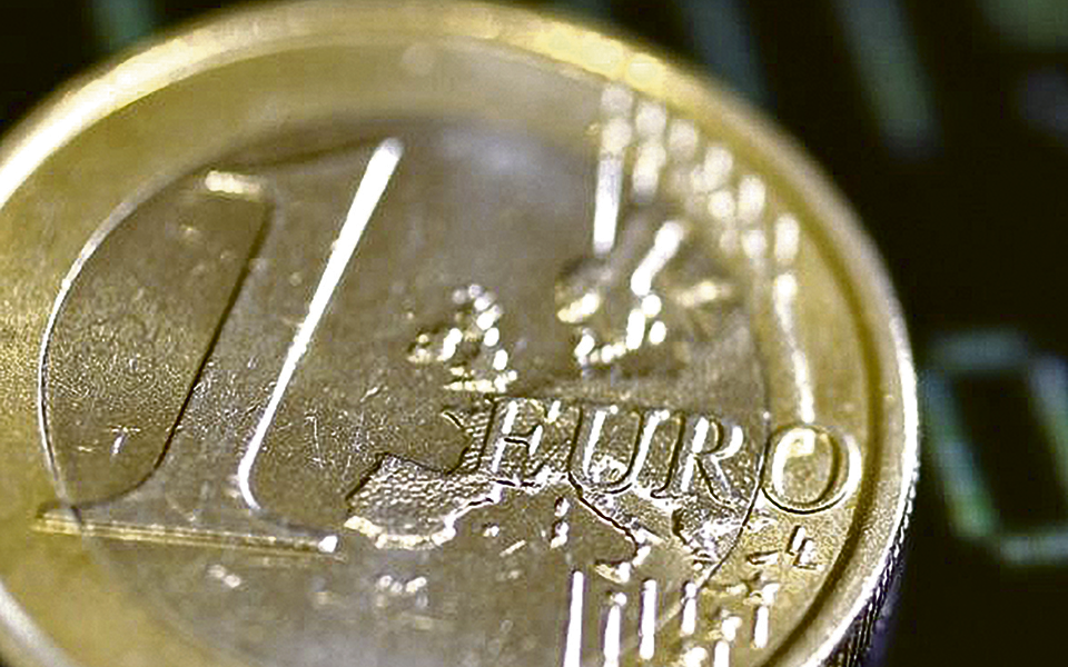 Euro cai e desce do patamar de 1,17 dólares