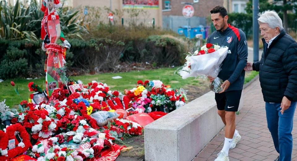 Atlético de Madrid presta homenagem a Diogo Jota em Anfield
