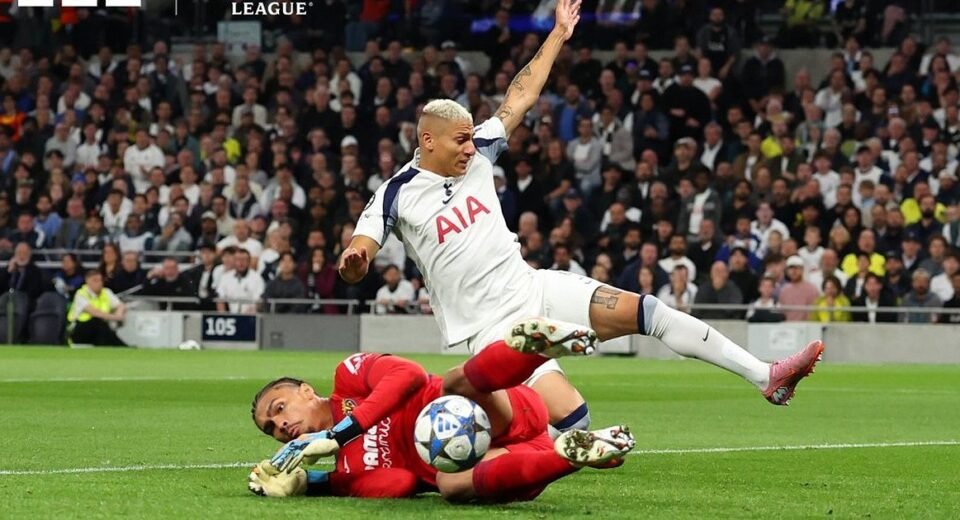 Autogolo Inusitado de Luiz Júnior Inicia Partida entre Tottenham e Villarreal