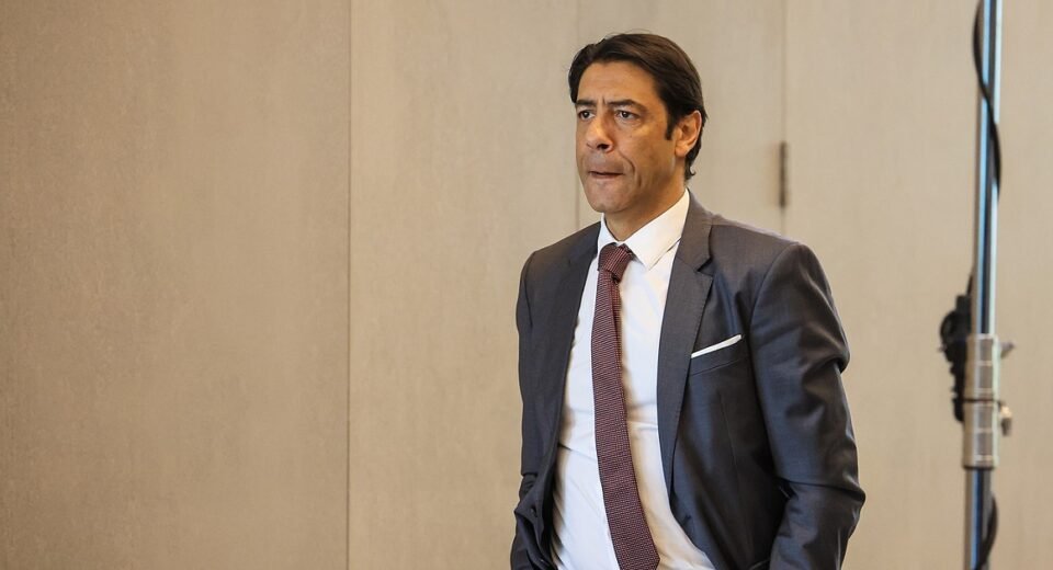 Rui Costa confirma saída de Bruno Lage e promete novo treinador até sábado