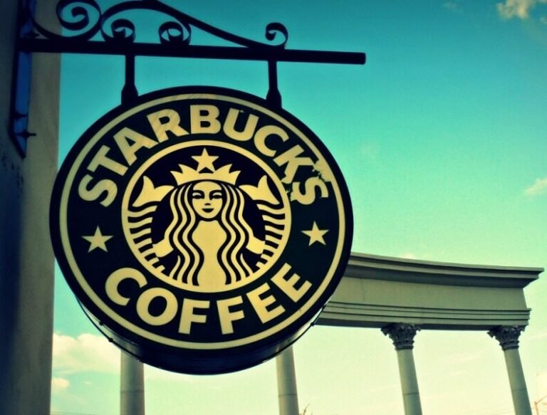 Starbucks fecha centenas de lojas e demite 900 funcionários nos EUA e Canadá