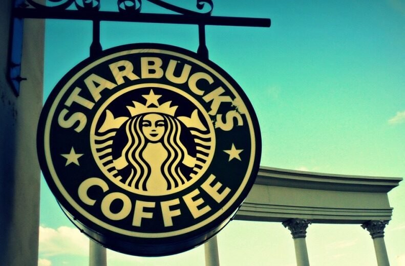 Starbucks fecha centenas de lojas e demite 900 funcionários nos EUA e Canadá