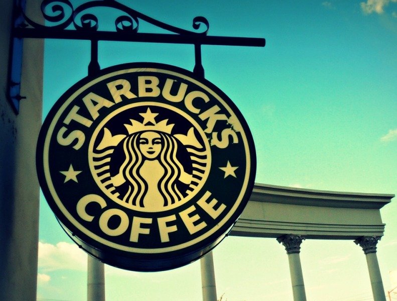 Starbucks fecha centenas de lojas e demite 900 funcionários nos EUA e Canadá