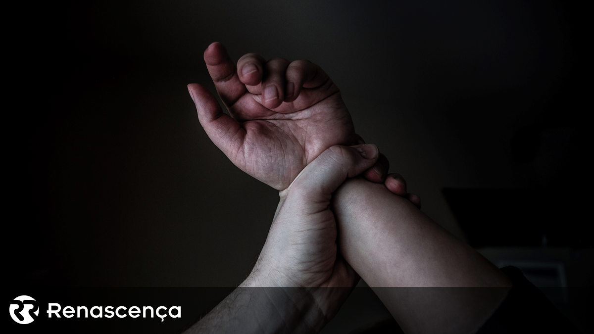 Mulher Salta da Varanda para Escapar de Companheiro Agressor