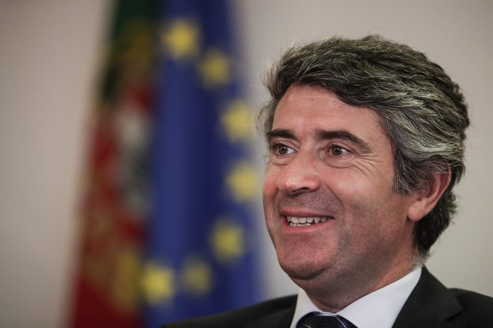 Líder do PS Adverte sobre os Riscos do Populismo no Congresso dos Socialistas Europeus