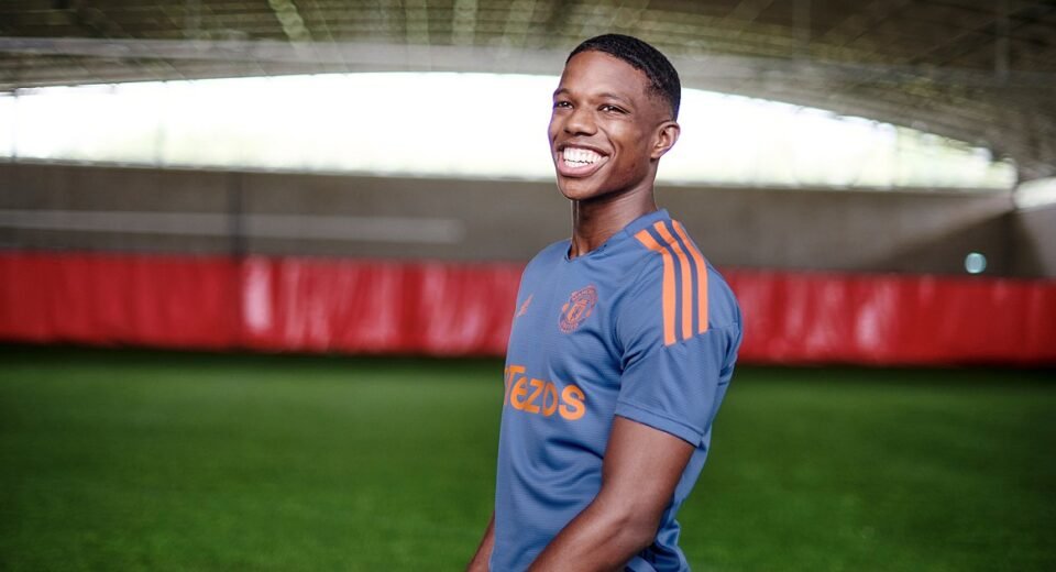 Amorim reintegra Tyrell Malacia ao plantel principal do Manchester United