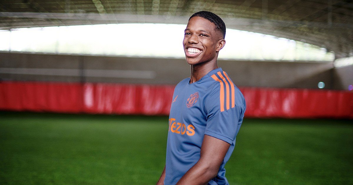Amorim reintegra Tyrell Malacia ao plantel principal do Manchester United