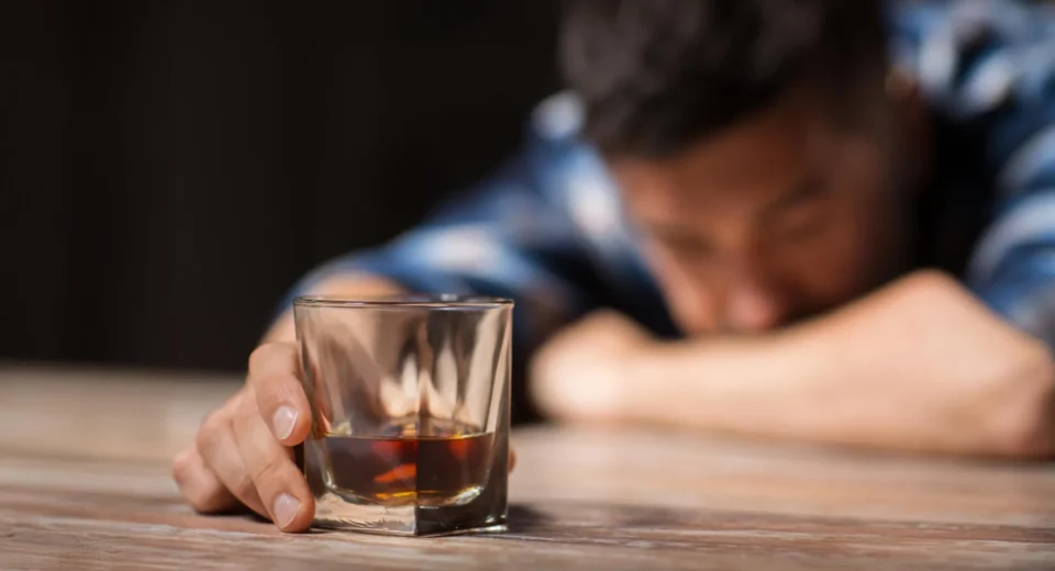 Cientistas descobrem circuito cerebral que aprisiona usuários de álcool no ciclo vicioso da dependência
