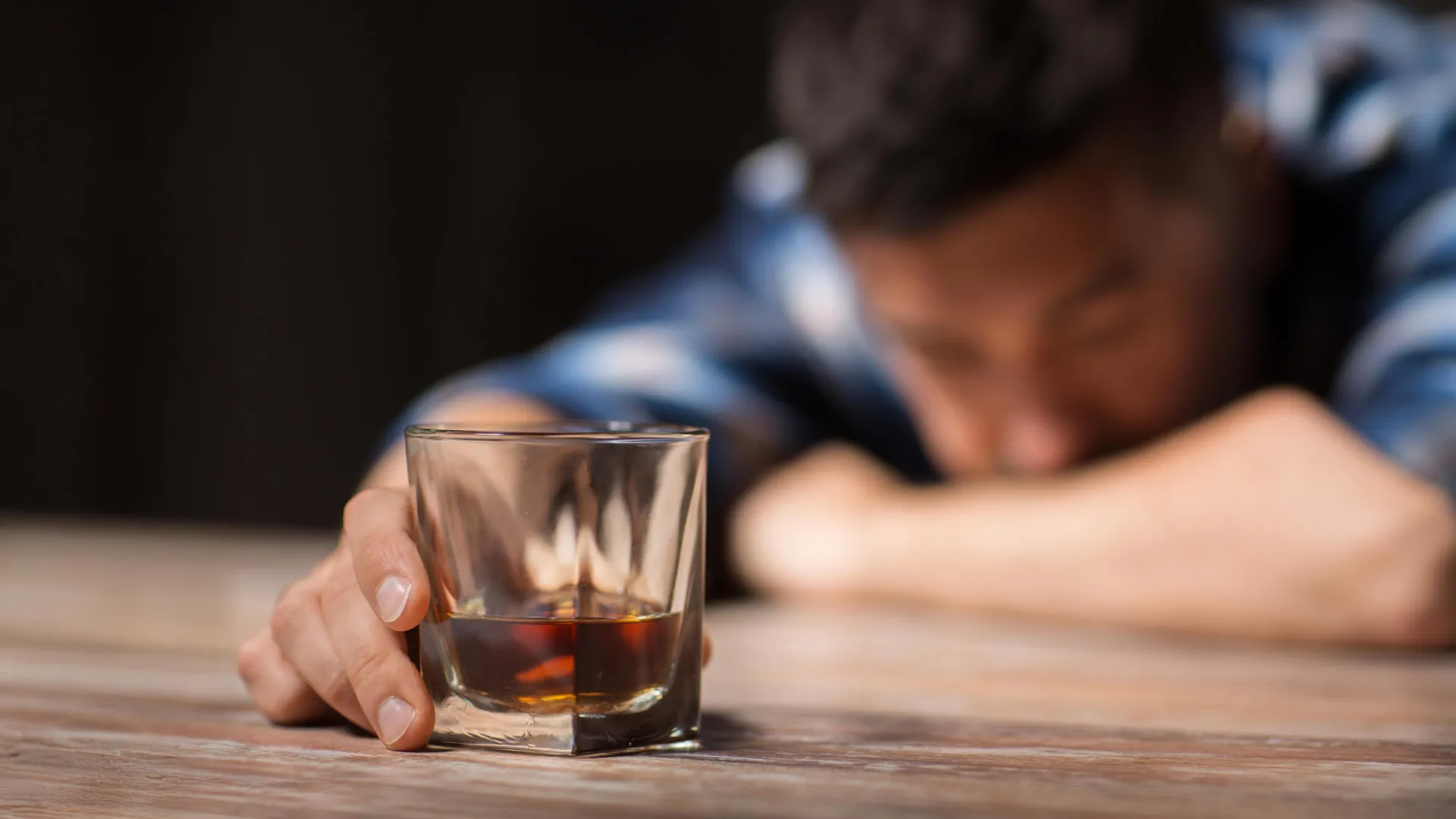Cientistas descobrem circuito cerebral que aprisiona usuários de álcool no ciclo vicioso da dependência