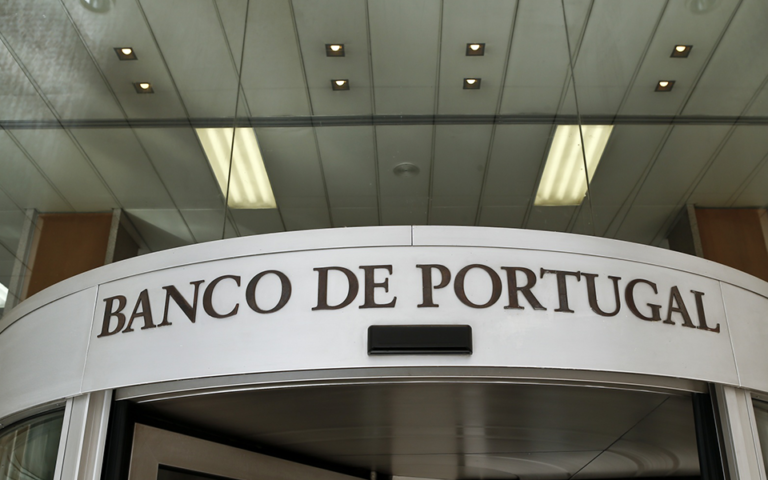 Emigração Jovem Atinge Nível Mais Alto em Quase Uma Década