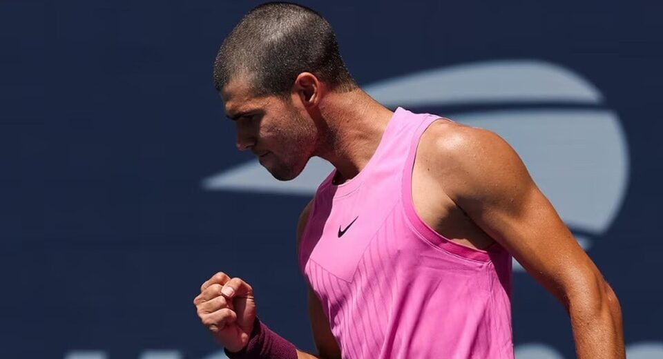 Alcaraz conquista ATP 500 de Tóquio e chega a oito títulos na temporada, sem desentendimentos com o árbitro.