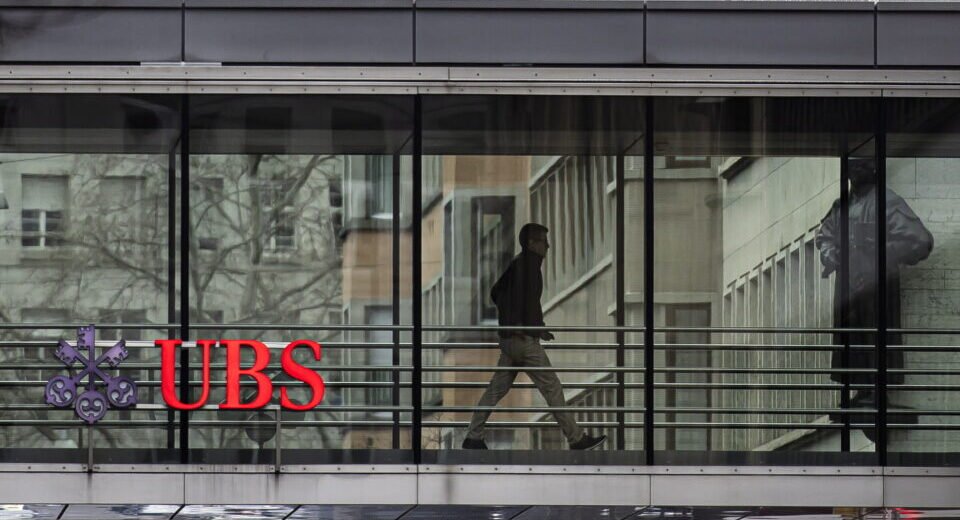 UBS reafirma compromisso de manter sede na Suíça após especulações de mudança para os EUA