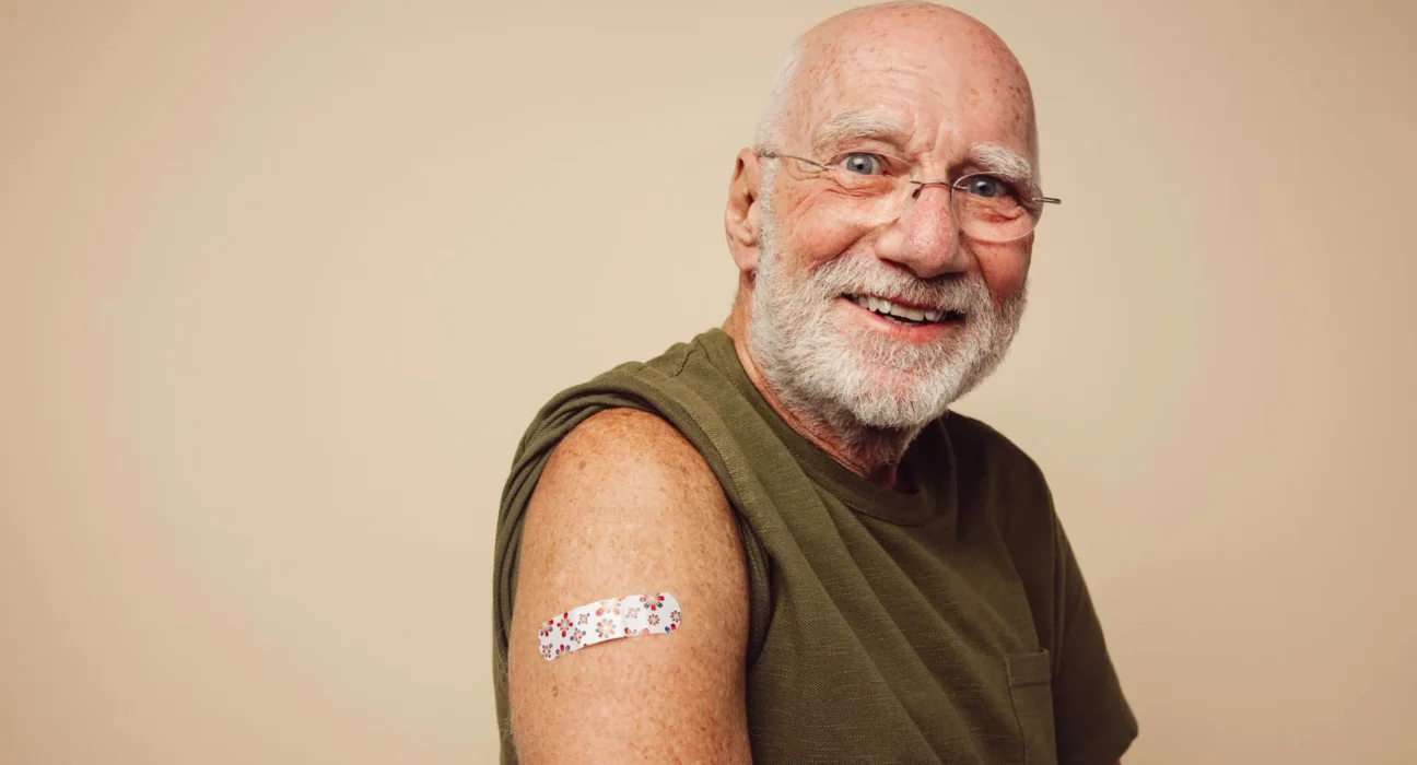 Pacientes com câncer que receberam vacina contra a COVID viveram muito mais tempo