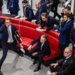 Alcaraz estreia-se nas ATP Finals com vitória e avança para fechar o ano como número um