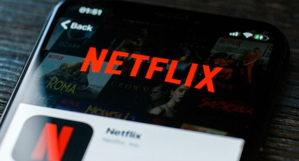 Warner Bros sobe 3% após aquisição pela Netflix