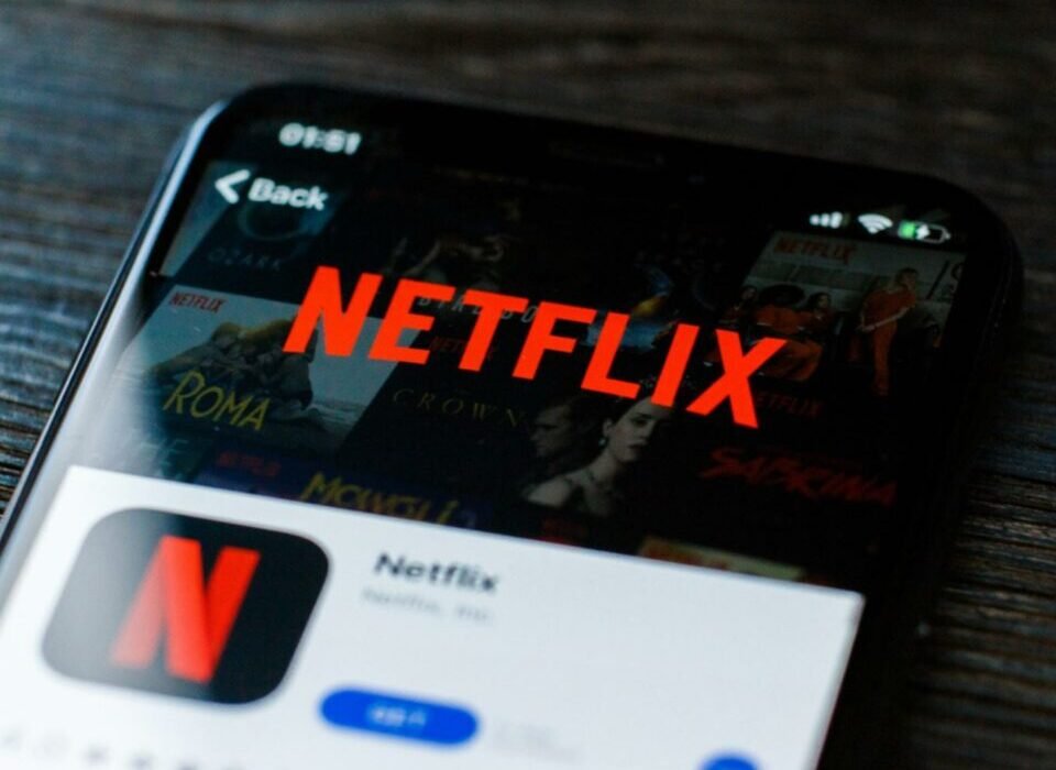Warner Bros sobe 3% após aquisição pela Netflix