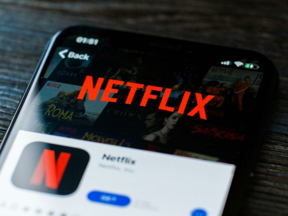 Warner Bros sobe 3% após aquisição pela Netflix