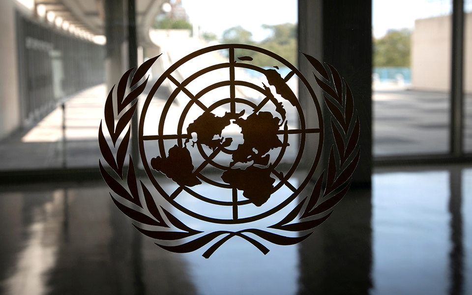 Polícia do Médio Oriente troca bandeira da ONU por bandeira de Israel na sede da agência em Jerusalém