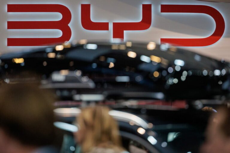 BYD deve superar a Tesla em vendas globais de elétricos até 2025, apontam analistas