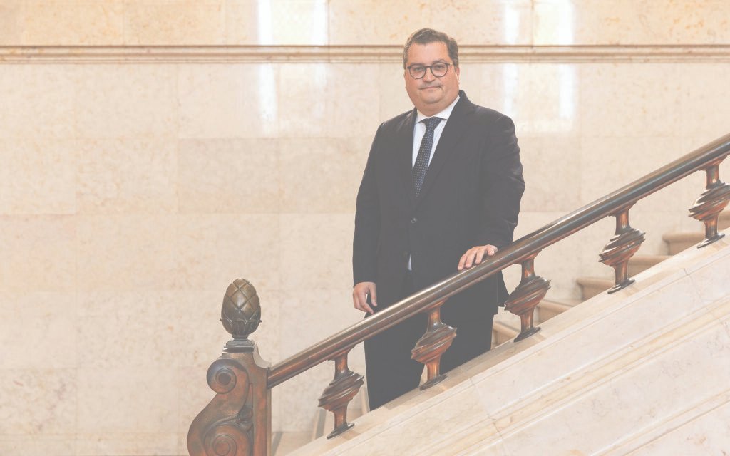 Governo prevê excedente "ligeiramente acima" de 0,3% em 2025