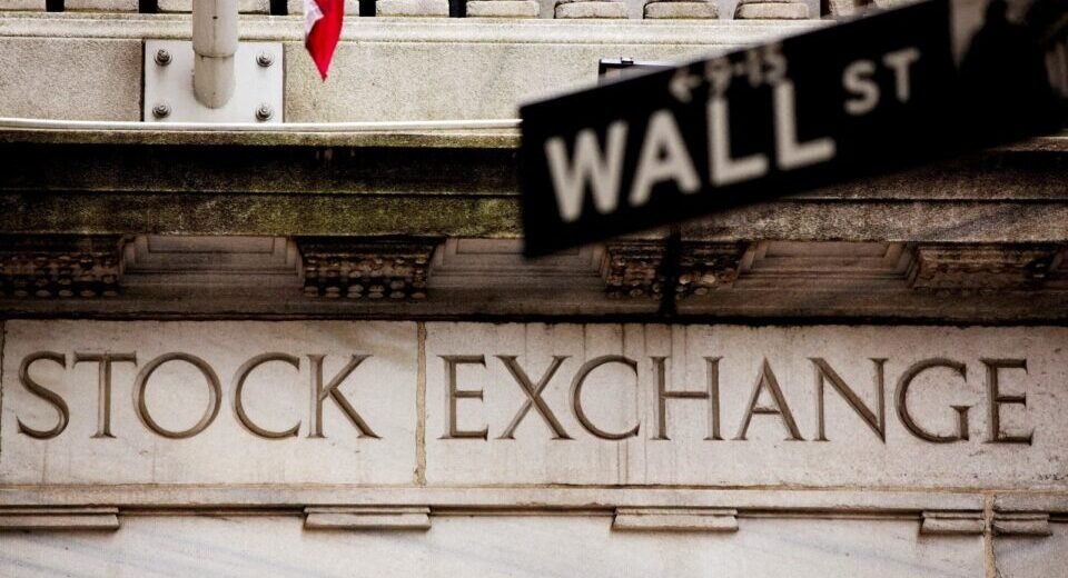 Wall Street encerra sessão em queda, com Dow Jones liderando perdas