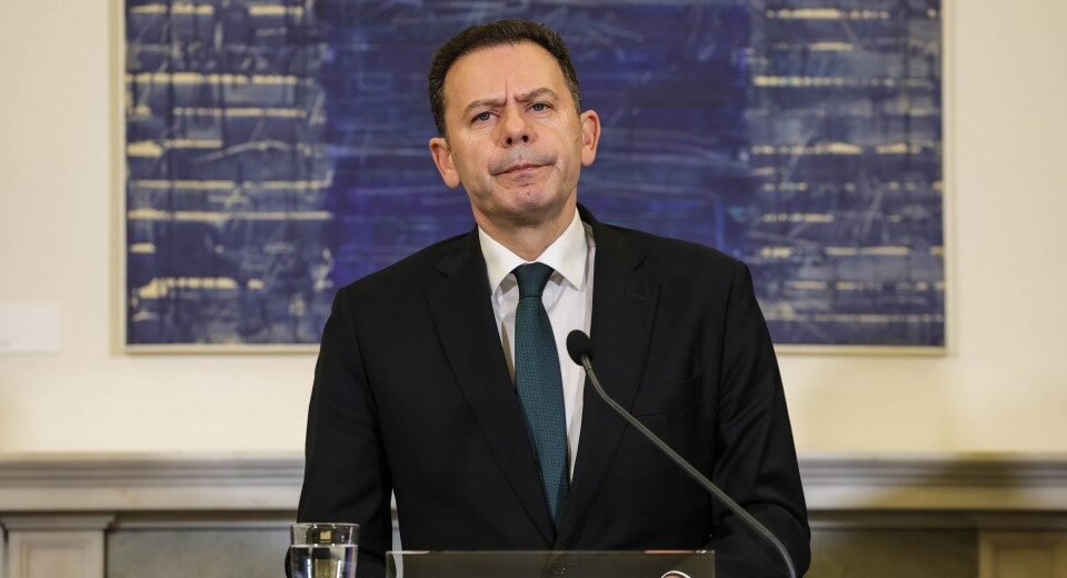 Governo promete acelerar limpeza de árvores derrubadas para prevenir incêndios