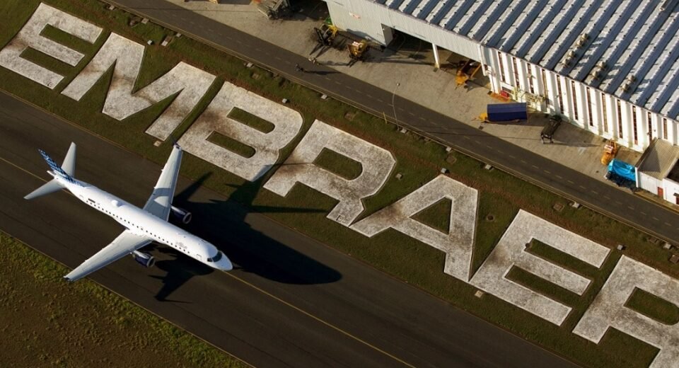 Embraer registra receitas recordes em 2025, mas lucros caem 47,9%