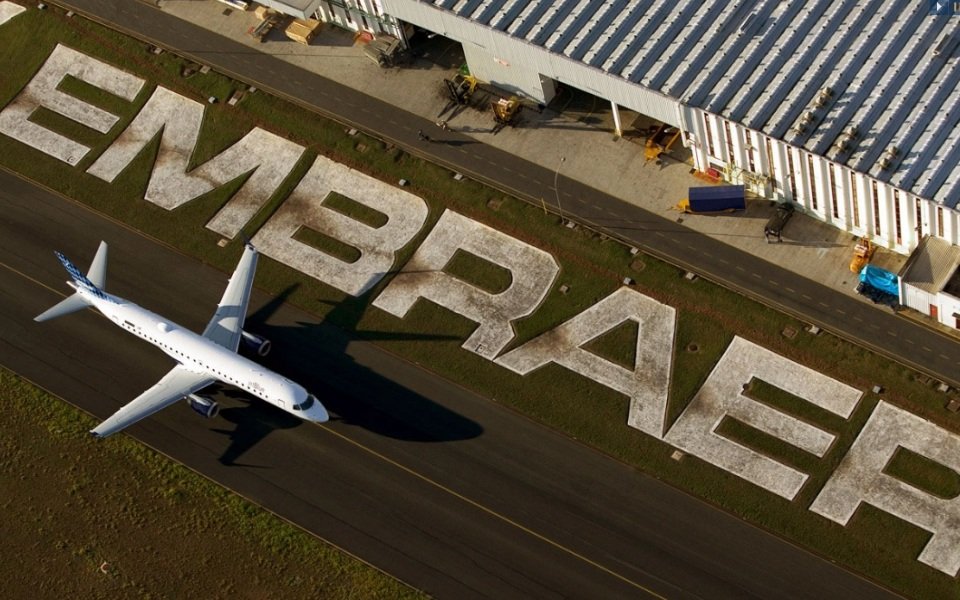 Embraer registra receitas recordes em 2025, mas lucros caem 47,9%