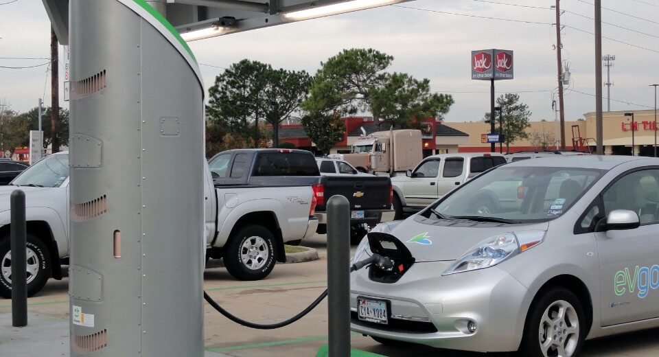 Frotas Eletrificadas Crescem em 2025, Mesmo com Renda Mais Elevada