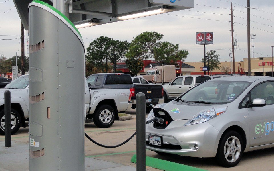 Frotas Eletrificadas Crescem em 2025, Mesmo com Renda Mais Elevada