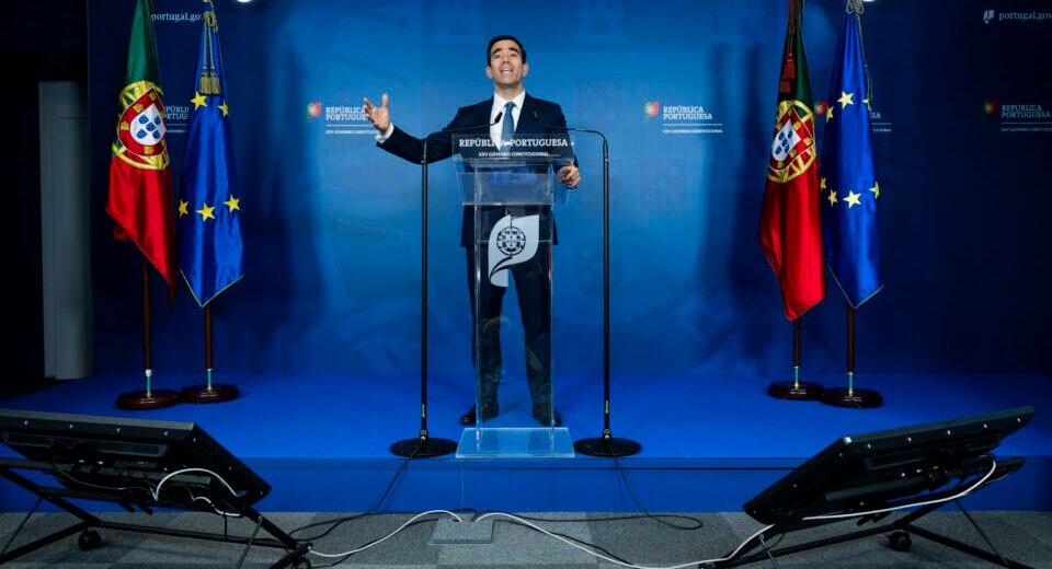 O Estado paga com quanto tempo de atraso? 2.380 dias.