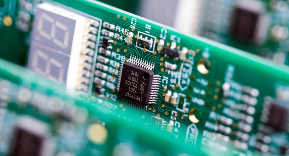 A Europa Fica para Trás no "Boom" Global da Eletrónica e IA