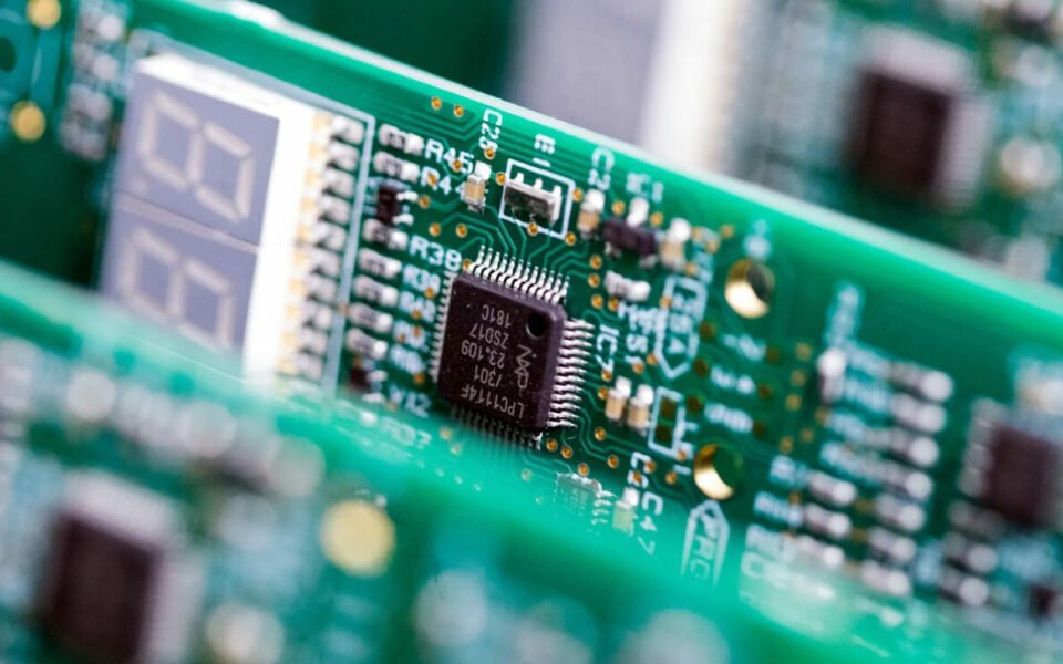 A Europa Fica para Trás no "Boom" Global da Eletrónica e IA