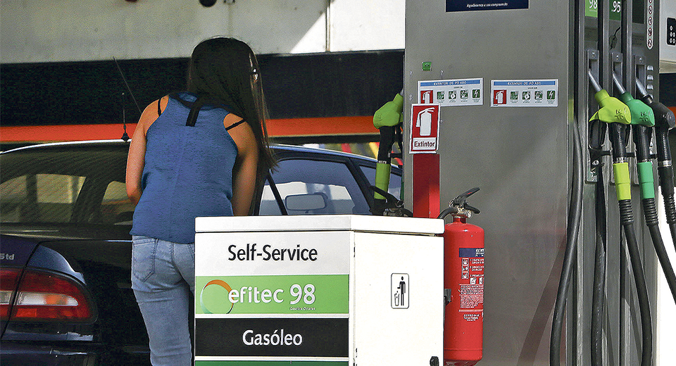 Governo implementa redução de 3,55 cêntimos por litro para combater aumento dos combustíveis