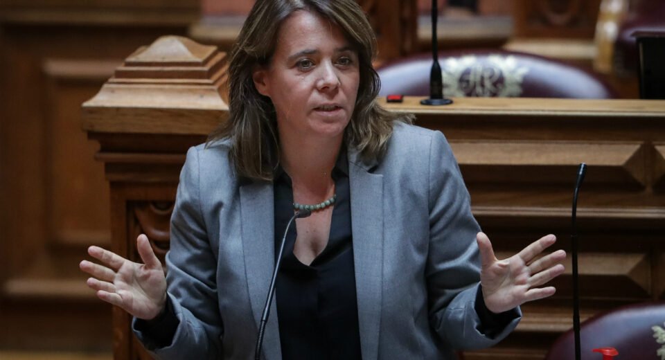 Catarina Martins critica Governo por manter lei laboral que retira "mais direitos"
