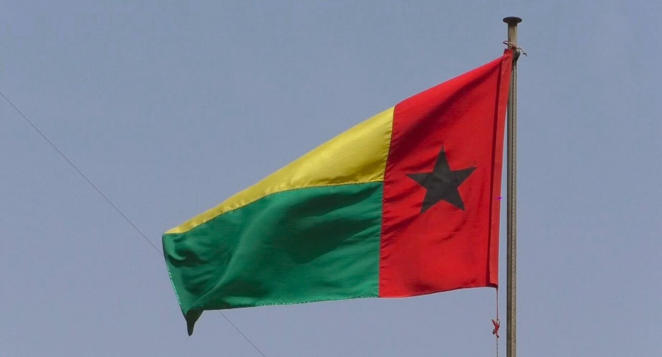 Militares libertam magistrados e integrantes da CNE em Guiné