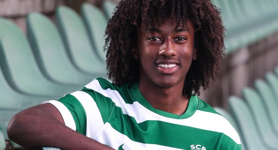 Sporting assina contrato profissional com jovem médio de 17 anos