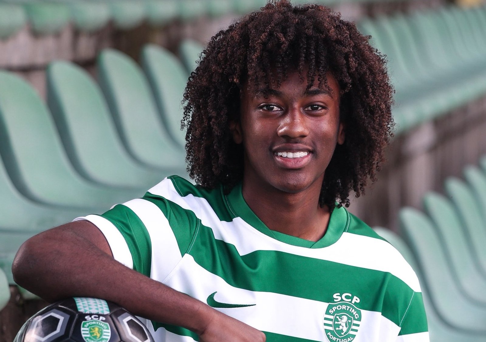 Sporting assina contrato profissional com jovem médio de 17 anos