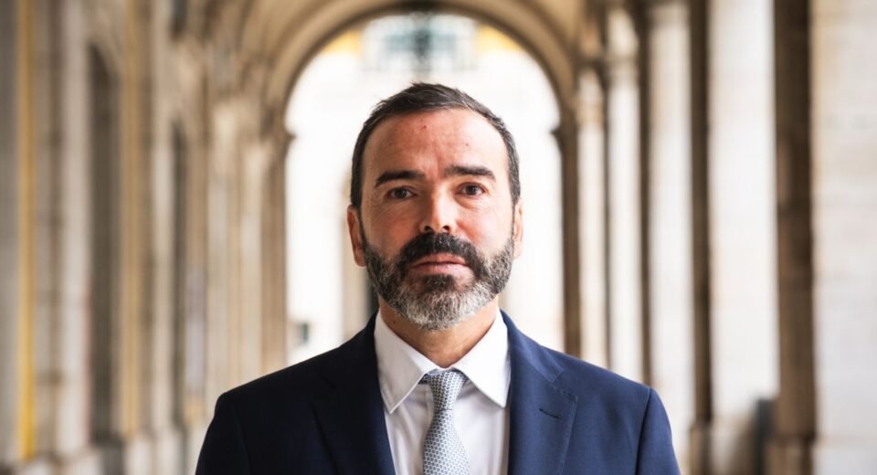 António Valle assume a direção