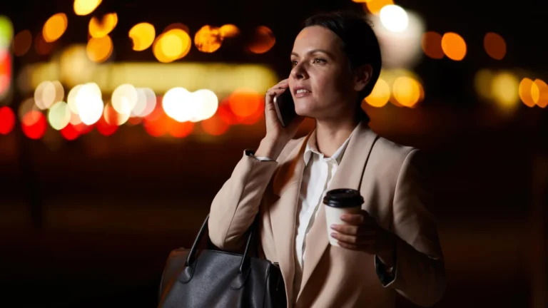 O café à noite pode aumentar comportamentos de risco, especialmente em mulheres